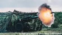 (FILES) In this file handout photo courtesy of Taiwan’s Ministry of National Defense taken on August 24, 2022 shows a US-made 155mm howitzer firing during a drill at Penghu islands. - The United States on September 2, 2022 announced a new $1.1 billion package of arms to Taiwan, vowing to keep boosting the island's defenses as tensions soar with Beijing. The sale comes a month after House Speaker Nancy Pelosi defiantly visited the self-governing democracy, prompting mainland China to launch a show of force that could be a trial run for a future invasion. (Photo by Handout / Taiwan's Ministry of National Defense / AFP) / RESTRICTED TO EDITORIAL USE - MANDATORY CREDIT AFP PHOTO / Taiwan’s Ministry of National Defense - NO MARKETING NO ADVERTISING CAMPAIGNS - DISTRIBUTED AS A SERVICE TO CLIENTS