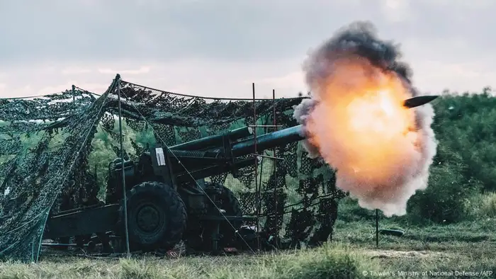 2022年8月美國製造的155毫米榴彈砲在台灣澎湖群島的演習中開火
