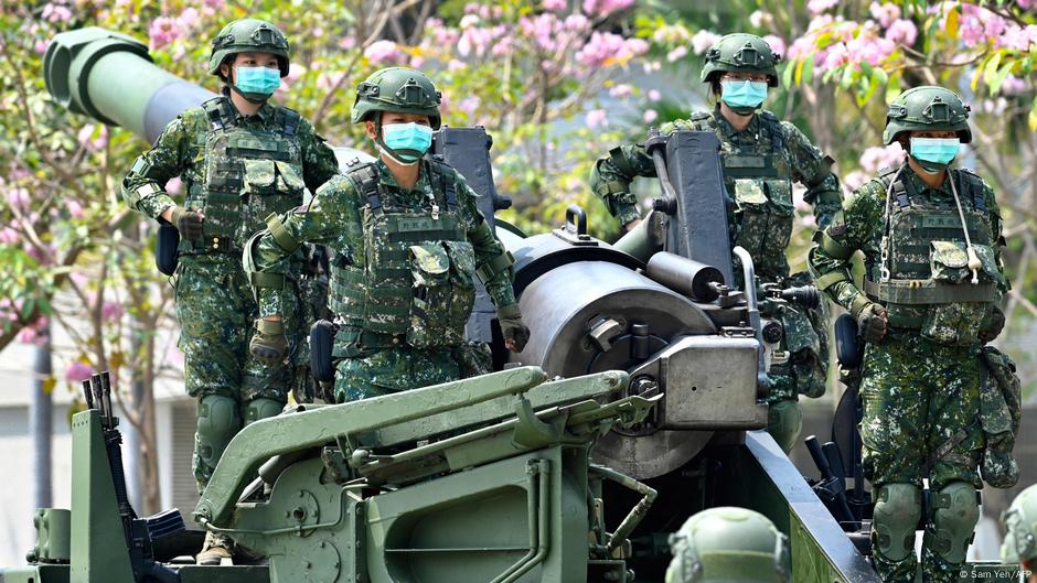 2020年4月9日，戴著口罩的台灣女兵在美製M110A2自行榴彈砲上列隊站立。