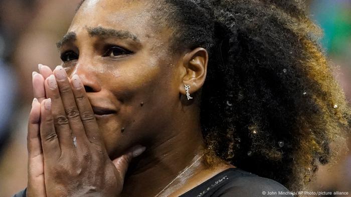 Serena Williams reacciona tras perder ante la australiana Ajla Tomljanovic, en la tercera ronda del Abierto de Tenis de Estados Unidos.