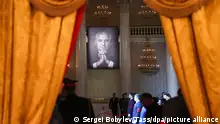 DIESES FOTO WIRD VON DER RUSSISCHEN STAATSAGENTUR TASS ZUR VERFÜGUNG GESTELLT. [MOSCOW, RUSSIA - SEPTEMBER 3, 2022: A mourning ceremony for the first and last Soviet president Mikhail Gorbachev at the Pillar Hall of the House of the Unions. Gorbachev who intorudced perestroika and glasnost reforms and ended the Cold War died aged 91 on August 30. Sergei Bobylev/TASS]