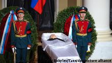 DIESES FOTO WIRD VON DER RUSSISCHEN STAATSAGENTUR TASS ZUR VERFÜGUNG GESTELLT. [MOSCOW, RUSSIA - SEPTEMBER 3, 2022: A coffin with the body of the first and last Soviet president Mikhail Gorbachev is seen during a mourning ceremony at the Pillar Hall of the House of the Unions. Gorbachev who intorudced perestroika and glasnost reforms and ended the Cold War died aged 91 on August 30. Sergei Bobylev/TASS]