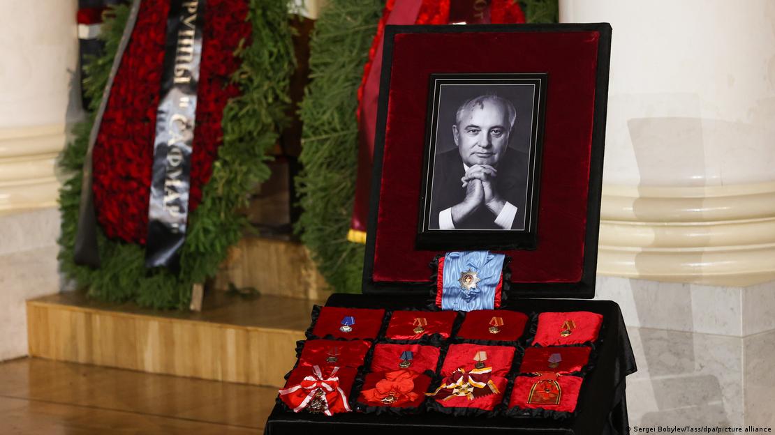 Траурный венок, фото Горбачева и ее награды