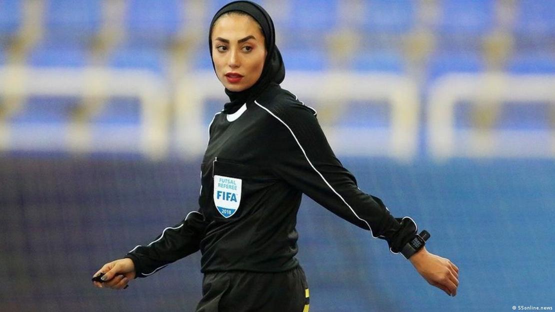 زری فتحی، نخستین داور زن فوتسال ایران که بازیهای مردان را نیز سوت زده است