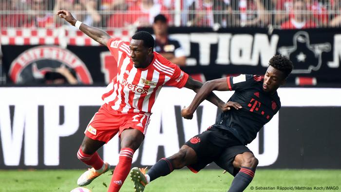 Sheraldo Becker remporte le ballon contre Kingsley Coman Sheraldo Becker remporte le ballon contre Kingsley Coman