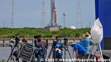 Fotografen packen ihre Ausrüstung zusammen, während die neue Mondrakete der Nasa auf der Startrampe 39-B steht, nachdem sie im Kennedy Space Center abgewaschen wurde. Die US-Weltraumbehörde Nasa hat auch den zweiten Startversuch einer unbemannten Mond-Mission abgebrochen. +++ dpa-Bildfunk +++