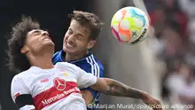 Fußball: Bundesliga, VfB Stuttgart - FC Schalke 04, 5. Spieltag, in der Mercedes-Benz-Arena. Stuttgarts Enzo Millot (l) und Schalkes Schalkes Cédric Brunner beim Kopfball.