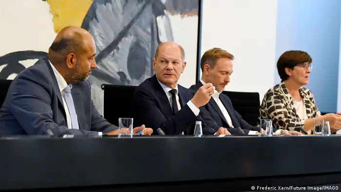 他们终于进行官宣：目的是平稳度过危机（从左至右：绿党主席努利珀、肖尔茨、林德纳、社民党主席埃斯肯）