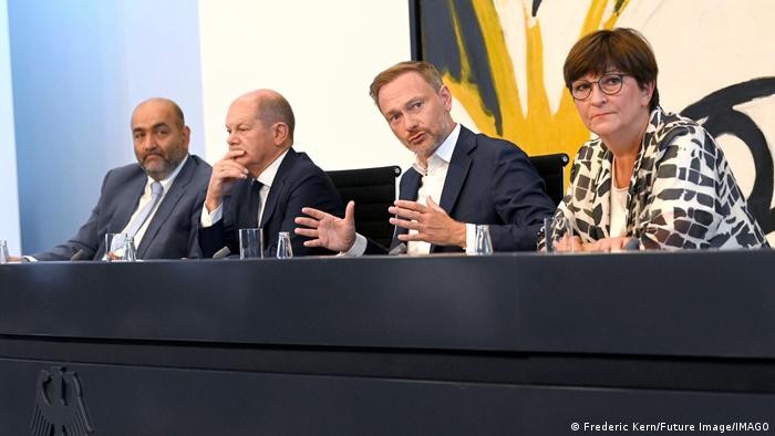 Представители на управляващата коалиция обявиха мерките на съвместна пресконференция в Берлин