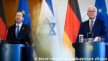 Bundespräsident Frank-Walter Steinmeier (r) und Izchak Herzog, Präsident von Israel, äußern sich bei einer Pressekonferenz nach ihrem Gespräch im Schloss Bellevue. Der israelische Präsident und seine Frau sind zu einem dreitägigen Staatsbesuch in Deutschland. +++ dpa-Bildfunk +++