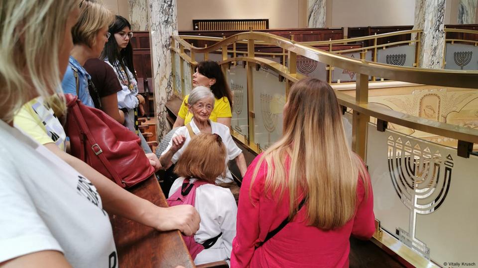 Генрієтте Крец, яка пережила Голокост, зустрічається з біженцями з України