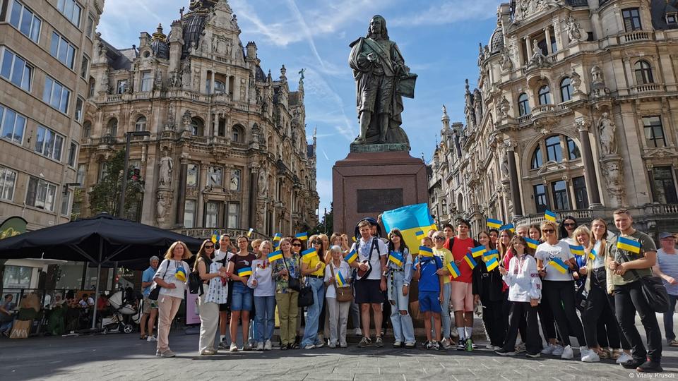 Біженці з України в Німеччині під час подорожі до Антверпена
