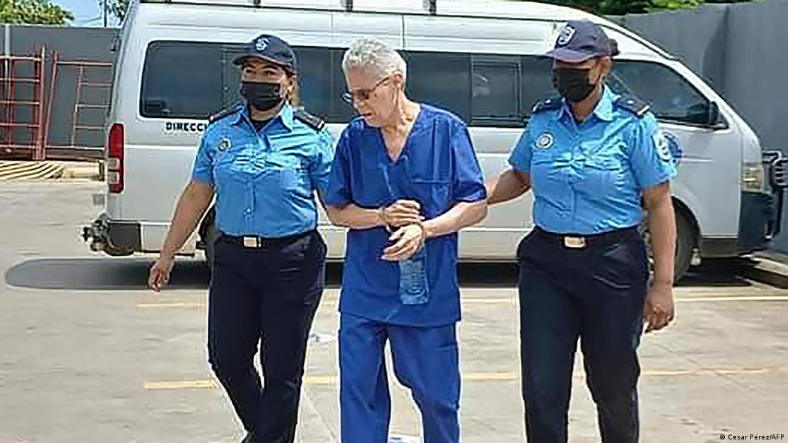 La exguerrillera nicaragüense Dora María Téllez, llevada por dos policías a una audiencia judicia. (Imagen de archivo: 31.08.2022).