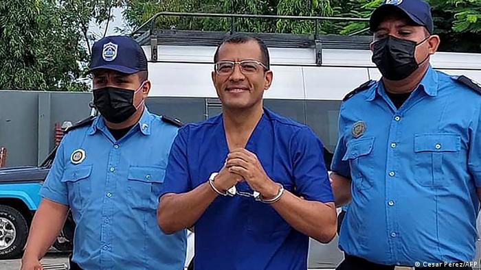 Félix Maradiaga sonríe. El exaspirante presidencial fue encarcelado en 2021 junto a más de medio centenar de dirigentes políticos, empresarios, abogados, periodistas y líderes campesinos y estudiantiles. (31.08.2022) 