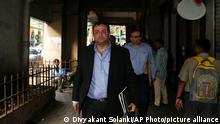 epa05603894 Cyrus Mistry, former chairman of Tata Sons, walks in the alleys after attending a meeting at the company's head office in Mumbai, India, 26 October 2016. Ratan Tata assumed charge as interim chairman, after the Tata Sons board sacked its chairman, Cyrus Mistry, on 24 October. EPA/DIVYAKANT SOLANKI ++ +++ dpa-Bildfunk +++