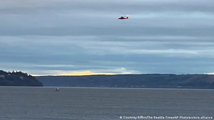 Un helicóptero de la Guardia Costera busca en la zona donde se estrelló un hidroavión cerca de Whidbey Island.
