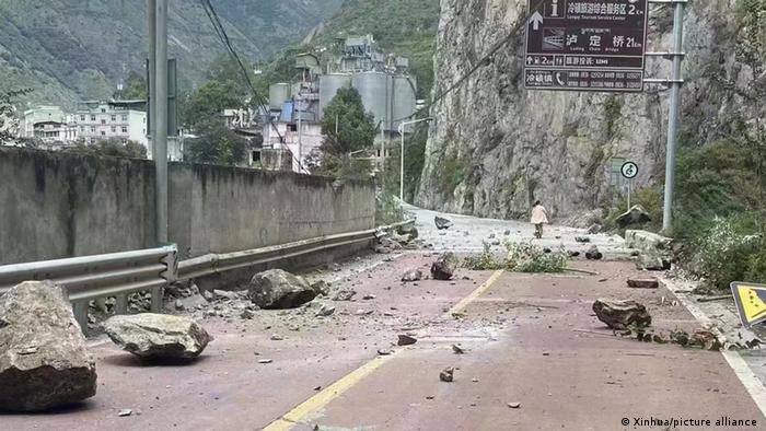 泸定县部分道路因山体滑坡被阻断