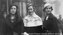 Three of the famous Mitford Sisters, daughters of Lord and Lady Redesdale, photographed in the street. From left to right are Unity (Unity Valkyrie Freeman-Mitford, 1914-1948), Diana (nee Diana Freeman-Mitford, Mrs Bryan Walter Guinness, later Lady Mosley, 1910-2003), and Nancy (Nancy Freeman-Mitford, later Mrs Rodd, 1904-1973). circa 1930s (Mary Evans Picture Library) || Nur für redaktionelle Verwendung