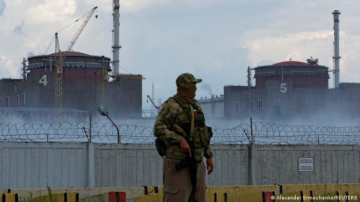 Soldat steht vor dem Atomkraftwerk Saporischschja 