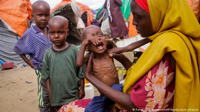 Hunger am Horn von Afrika: Eine Frau in einem Flüchtlingslager in Somalia hält ihre unterernährte Tochter in den Händen