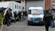 Polizeiwagen und Journalisten - die Medienöffentlichkeit für Julian Assange in London ist immens (Foto: AP) Polizeiwagen und Journalisten - die Medienöffentlichkeit für Julian Assange in London ist immens (Foto: AP)