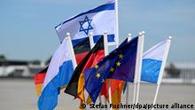 Am Flughafen München stehen die Flaggen von Bayern, Deutschland, Europa und Israel. Der Bundespräsident nimmt zusammen mit dem israelischen Präsidenten an der Gedenkveranstaltung anlässlich des 50. Jahrestags des Olympia-Attentats teil.