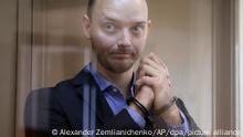 ARCHIV - 16.07.2020, Russland, Moskau: Iwan Safronow, ein Berater des Direktors der russischen Weltraumbehörde Roskosmos, steht in einem Käfig in einem Gerichtssaal. Im Spionageprozess gegen den früheren Journalisten Safronow hat die Staatsanwaltschaft 24 Jahre Haft in einem Straflager gefordert. Foto: Alexander Zemlianichenko/AP/dpa +++ dpa-Bildfunk +++