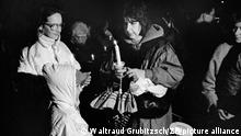 Nach dem Friedensgebet am 09.10.1989 in der Nikolaikirche in Leipzig beginnt die 1.Montagsdemo in Leipzig. Frauen und Kinder mit Kerzen gehen zur friedlichen Demonstration. Foto: Waltraud Grubitzsch +++(c) dpa - Report+++