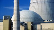 Lingen, Niedersachsen, Deutschland - Kernkraftwerk Emsland, Druckwasserreaktor, Betreibergesellschaft: Kernkraftwerke Lippe-Ems GmbH (87,5 Prozent RWE Power AG, 12,5 Prozent EON GmbH), Laufzeitende nach Atomausstieg 2011: 31.12.2022, Archivaufnahme vom 26.09 2003.
