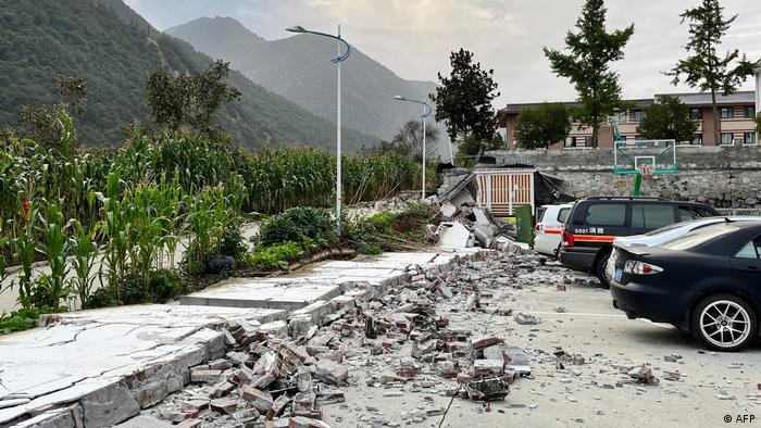 Foto de daños en un estacionamiento tras el terremoto en China.