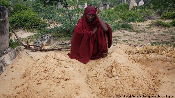 Fatuma Abdi Aliyow sitzt neben den Gräbern ihrer beiden Söhne, die vergangene Woche an den Folgen des Hungers gestorben sind