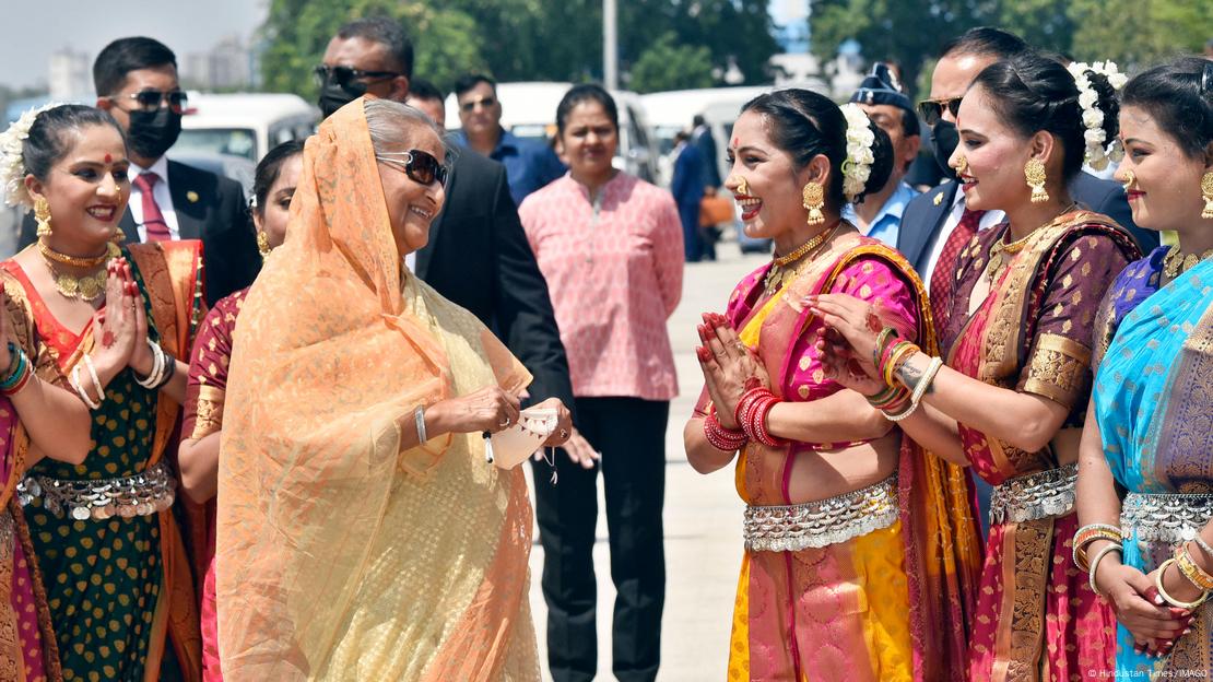 লোকনৃত্যশিল্পীদের সঙ্গে শেখ হাসিনা। 