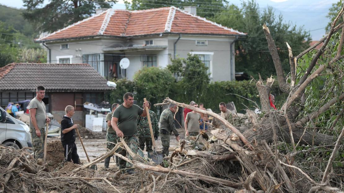 Доброволци в региона на Карлово