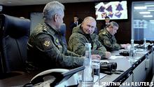 ***Achtung, dieses Bild stammt von der staatlichen russischen Bildagentur SPUTNIK***
Russian President Vladimir Putin (C), Defence Minister Sergei Shoigu (L) and Chief of the General Staff of Russian Armed Forces Valery Gerasimov oversee the Vostok-2022 (East-2022) military drills at Sergeyevsky training ground in the far eastern Primorsky Region, Russia September 6, 2022. Sputnik/Mikhail Klimentyev/Pool via REUTERS ATTENTION EDITORS - THIS IMAGE WAS PROVIDED BY A THIRD PARTY.