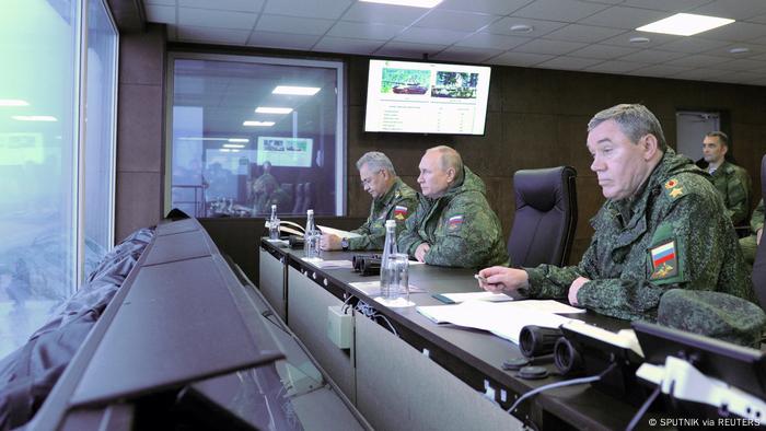 Verteidigungsminister Sergej Schoigu, Präsident Wladimir Putin und Generalstabschef Walerij Gerasimow beobachten eine Militärübung Verteidigungsminister Sergej Schoigu, Präsident Wladimir Putin und Generalstabschef Walerij Gerasimow beobachten eine Militärübung
