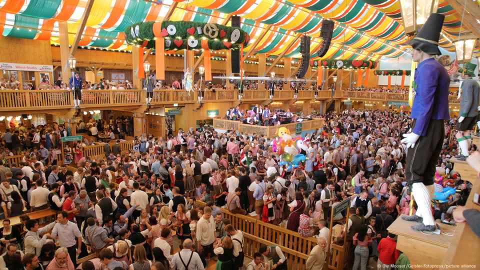 Visão do alto, de multidão em tenda da Oktoberfest