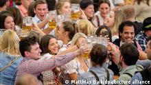 Auftakt zum Oktoberfest. Besucher stoßen im Paulaner-Festzelt mit ihrer ersten Maß Bier. Das größte Volksfest der Welt dauert bis zum 6. Oktober.