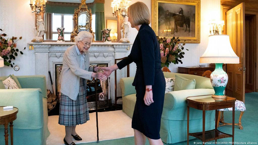 Liz Truss asume como primera ministra del Reino Unido | Europa | DW | 06.09.2022