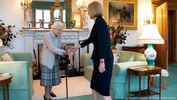 Reina Isabel II y Liz Truss.