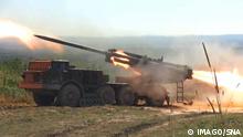 Ukraine-Konflikt, BM-27 Mehrfachraketenwerfersystem der russischen Armee im Einsatz Russia Defence Strategic Drills 8266955 04.09.2022 In this handout video grab released by the Russian Defence Ministry, Russian servicemen fire a BM-27 Uragan Hurricane multiple rocket launch system during the Vostok 2022 strategic military exercises at the Uspenovsky training ground in Sakhalin region, Russia. The drills taking place in Russia s Eastern Military District from September 1-7 involve members of the Collective Security Treaty Organization and the Shanghai Cooperation Organization, as well as other partner states. Over 50,000 people, more than 5,000 military vehicles, including 140 aircraft, 60 vessels are involved in the maneuvers. Editorial use only, no archive, no commercial use. Russian Defence Ministry Yuzhno-Sakhalinsk PUBLICATIONxINxGERxSUIxAUTxONLY Copyright: xx