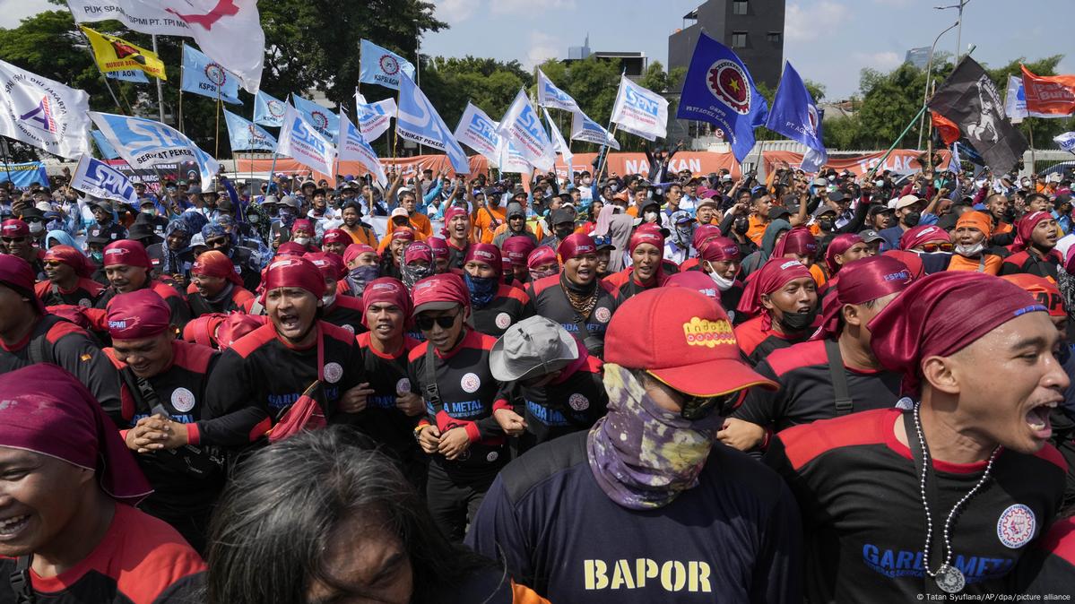 Indonesia: Protests Launched Over Fuel Price Increase – DW – 09/06/2022