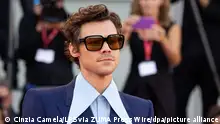 Harry Styles, Sänger und Schauspieler aus Großbritannien, besucht den roten Teppich von ''Don't Worry Darling'' bei den 79. Internationalen Filmfestspielen. +++ dpa-Bildfunk +++