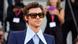 Harry Styles mit Jackett, Riesenkragen und Sonnenbrille. Harry Styles mit Jackett, Riesenkragen und Sonnenbrille.