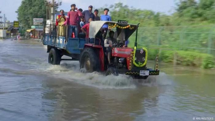 People commute in tractors due to water-logged roads following torrential rains in Bengaluru, India September 6, 2022. 벵갈루루