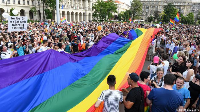 Demonstracja przeciwko homofobicznym przepisom w Budapeszcie w czerwcu 2021 r.