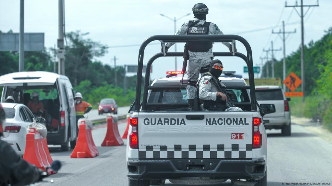 Efectivos de la Guardia Nacional de México sobre una camioneta en carretera.