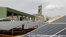Solaranlagen stehen vor einer alten Zementfabrik zur Erzeugung von grünem Wasserstoff. Sie ist Teil des europäischen Projekts Green Hysland und die erste industrielle Anlage in Spanien. Die Anlage soll grünen Wasserstoff aus Solarenergie und Wasser erzeugen, der als Kraftstoff für umweltfreundliche Kreuzfahrten und Busse sowie Wasserstoffbatterien verwendet werden soll.