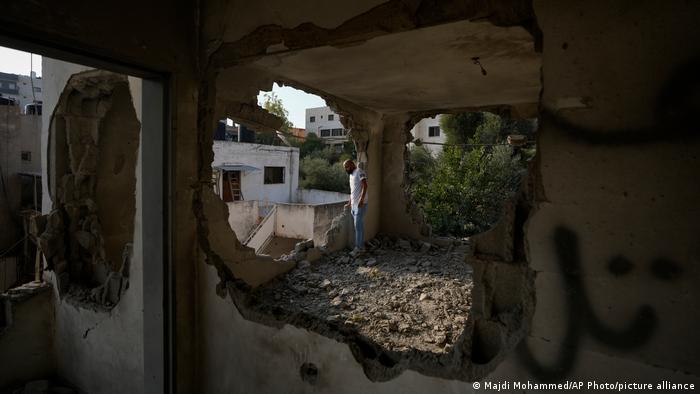 Soldados israelíes demolieron, en Yenín, la casa familiar del difunto Ram Hazam, acusado de matar a tres israelíes en abril. En la foto: un hombre observa los restos de la vivienda.
