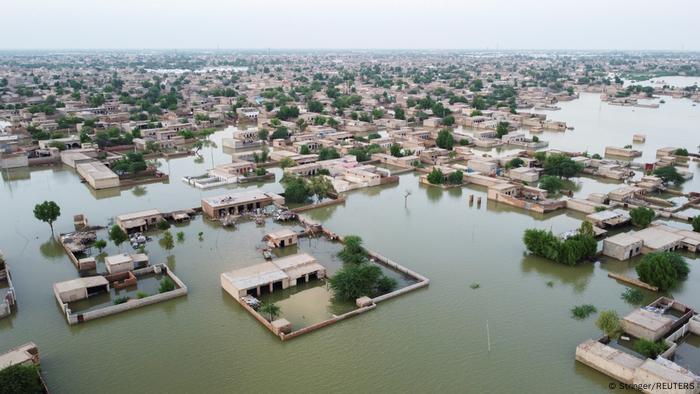 极端的季风降雨淹没了巴基斯坦三分之一的土地，造成1100多人死亡，3300万人无家可归，并引发疾病蔓延。大雨也袭击了阿富汗。极端的洪水摧毁了数千公顷的土地，使该国本已严重的饥饿状况更加恶化。