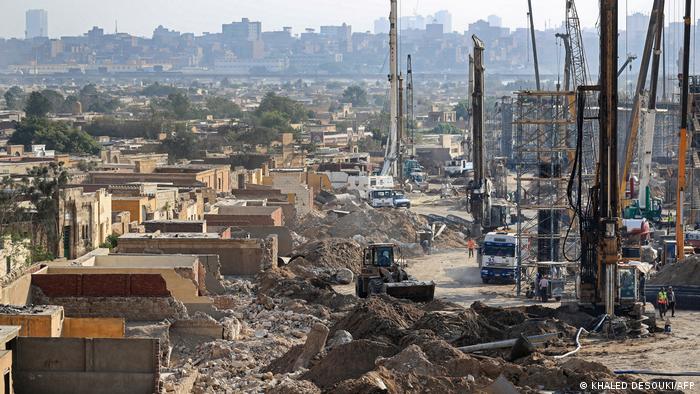 إزالة مقابر بالبساتين، القاهرة القديمة، لبناء جسر يربط بين أجزاء بالطريق الدائري. (22/7/2020)